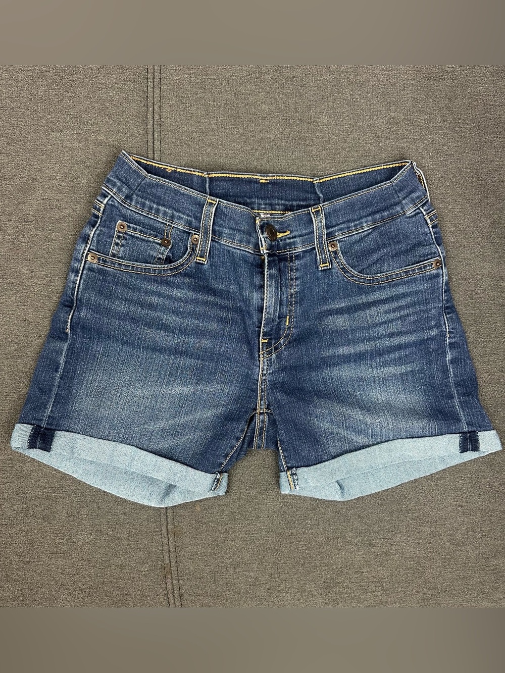 Levi’s Medium Wash Stretch Cuffed Denim Shorts Women’s 26 Mid Rise - Picture 2 of 15